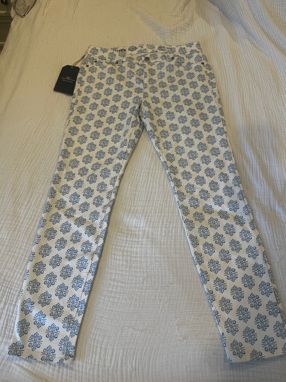 New with tags Vineyard Vines White and Blue Floral Motif size 10